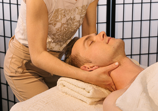 Homme en séance de massage