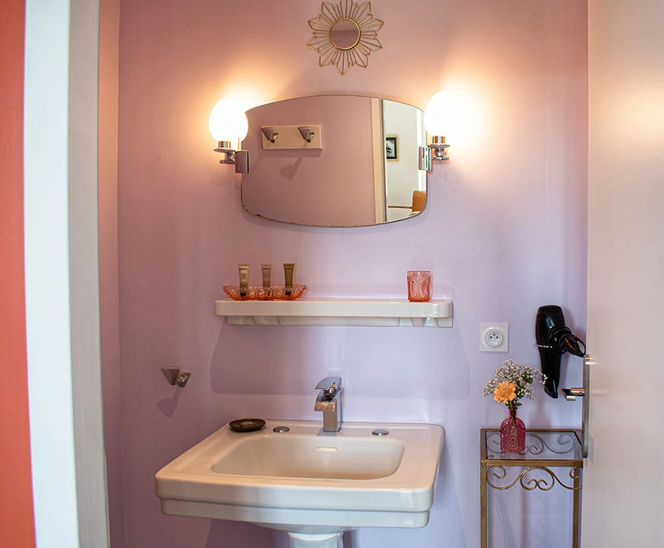 La chambre d'hôtes Les Pommiers, avec une salle de douche
